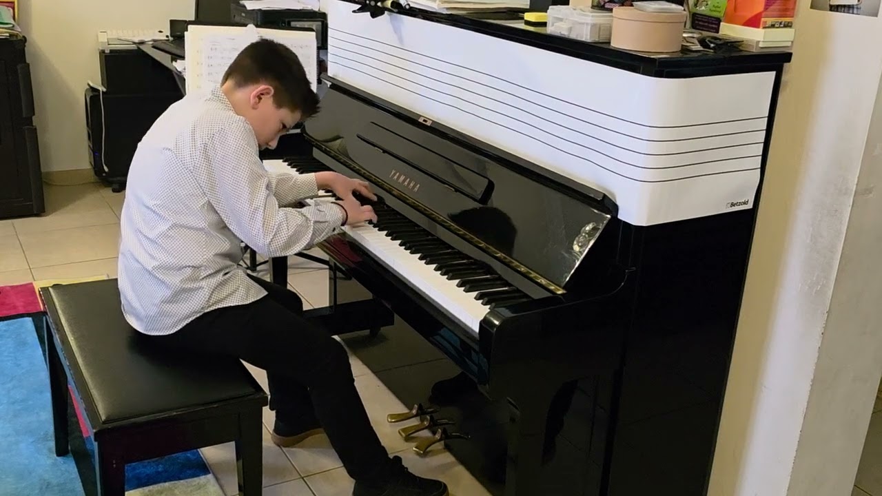 J.S. Bach, Preludio and Fuga No.2 by Peter Lolis 10 years old #piano 