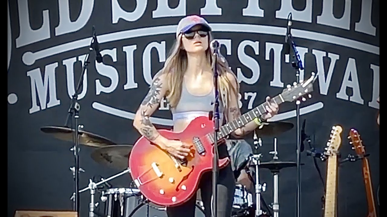 Sarah Shook and the Disarmers 'Dwight Yoakam' - OSMF, Tilmon, TX - 22 Oct 2021