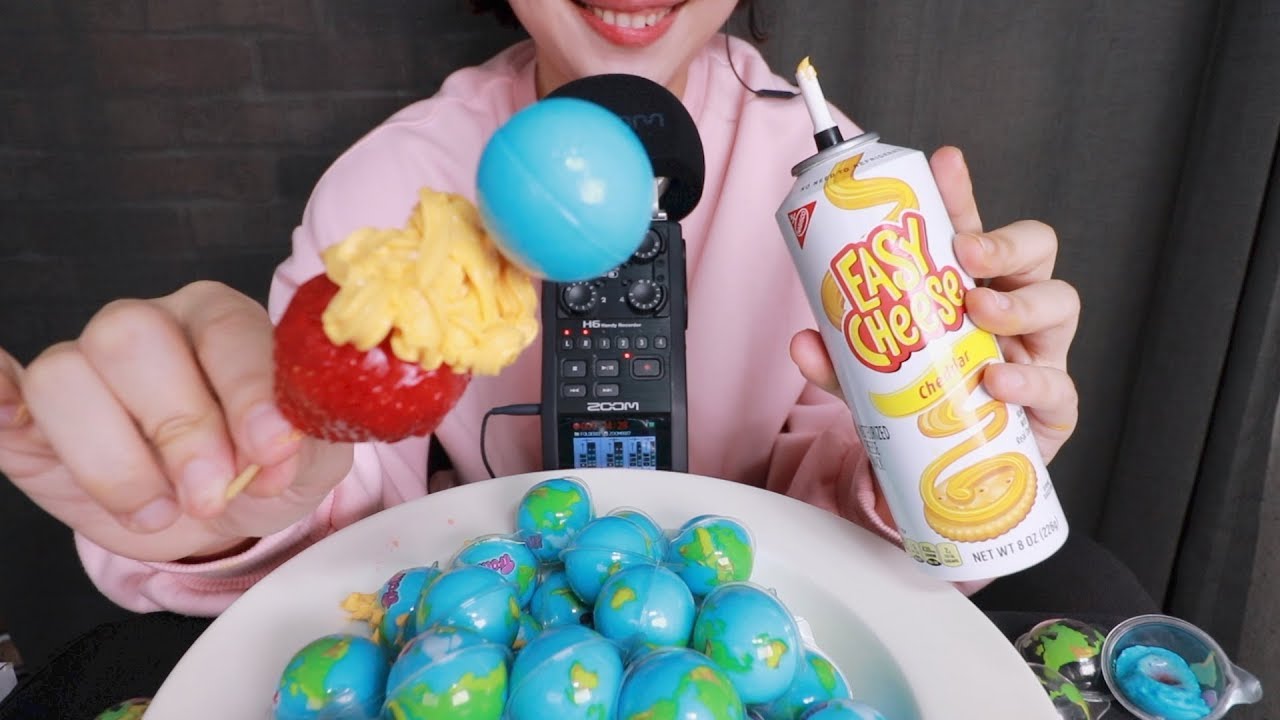 지구젤리 딸기와 함께 치즈크림 잔뜩 뿌려 먹기 ASMRㅣTrolli Planet Gummi(Earth Jelly) Eating Sounds