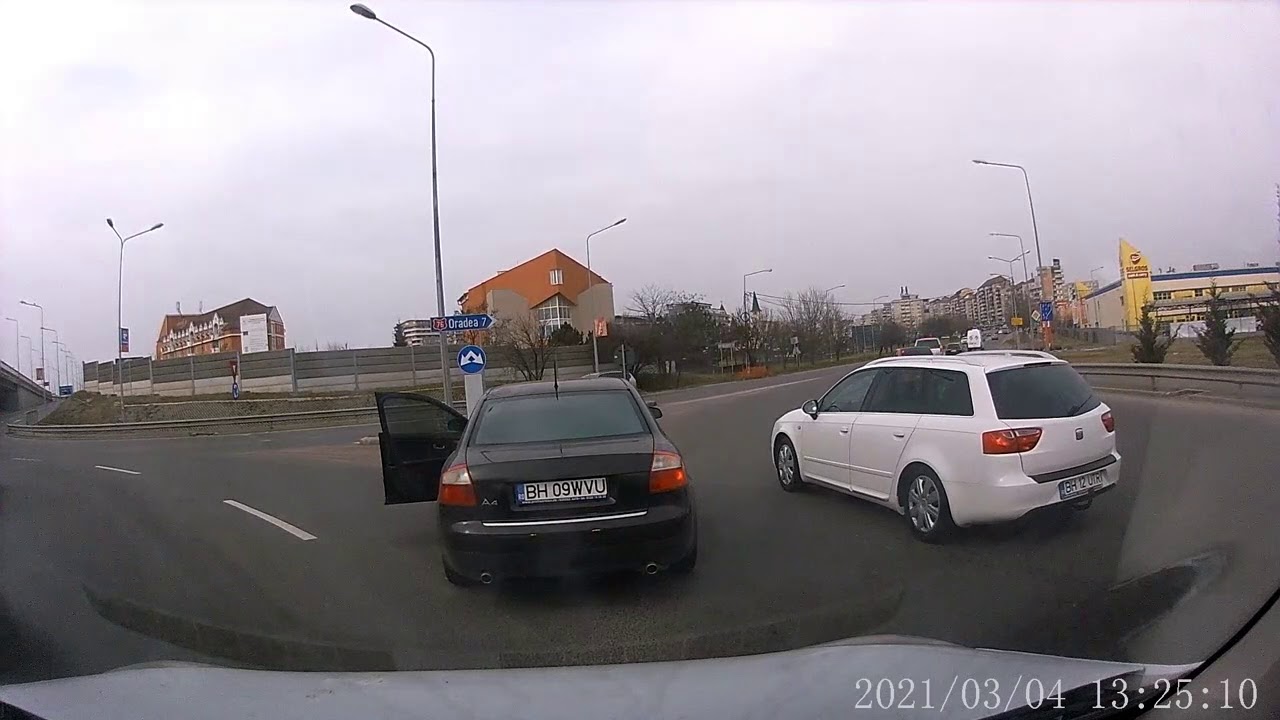Surpriza unui șofer care taie calea unui alt autoturism &icirc;n sensul giratoriu
