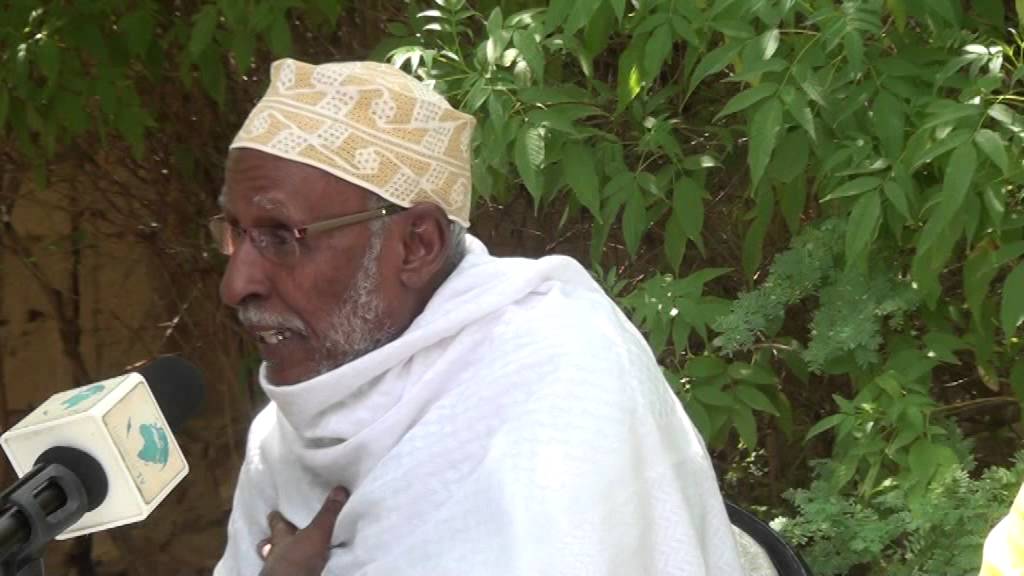 Abwaan Hadraawi oo Suugaantii ku xil wareejiyey Abwaan Cali Dhanaaniye