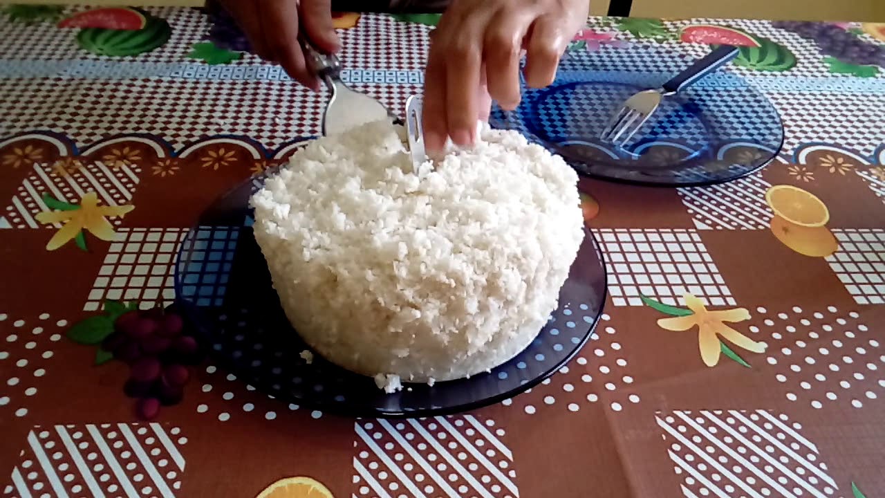 Cuscuz de massa de mandioca com coco