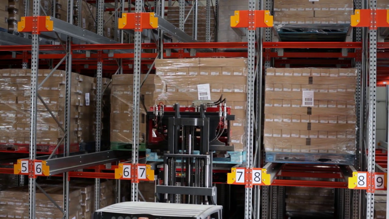 AR Shuttle para paletas en funcionamiento | AR Racking (Paper Bags - Valencia)