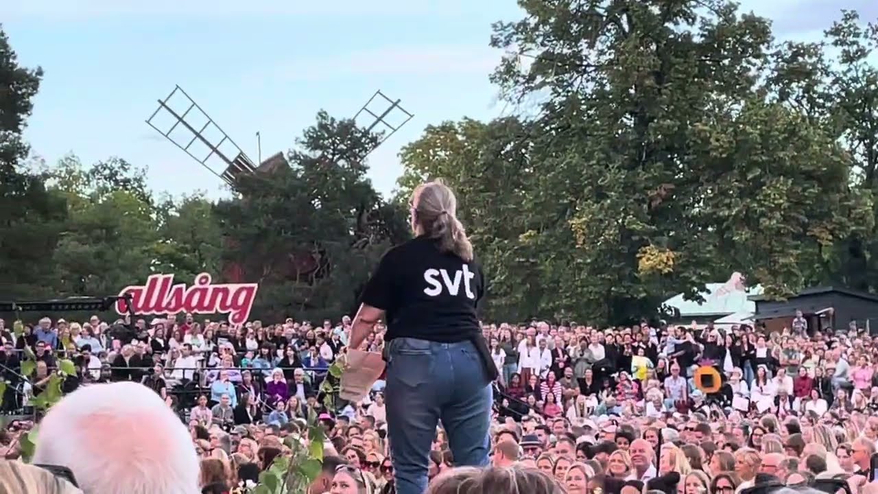 ALLSÅNG PÅ SKANSEN. Publikuppvärmning. Sändningen börjar. Pernilla Wahlgren. 13 augusti 2024