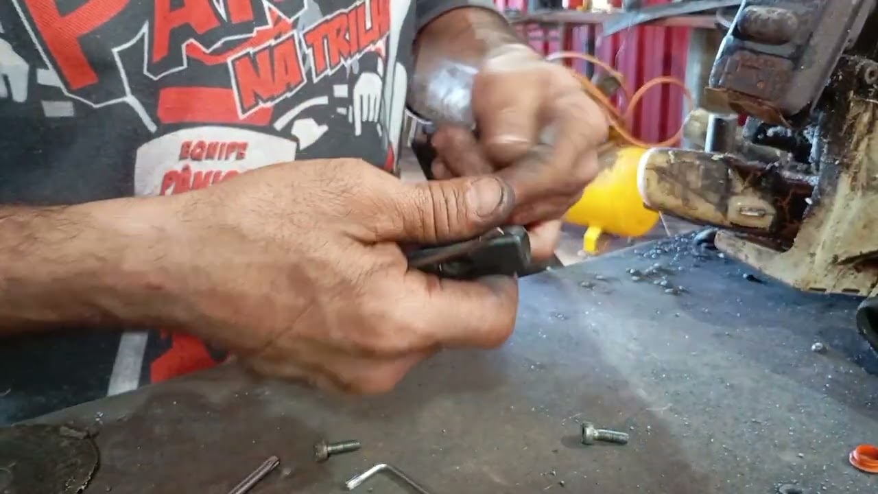 Troquei o cabo do acelerador e a cordinha de ligar a roçadeira.