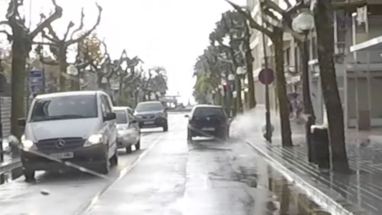 Salou - Splashing pedestrians - mojando a los peatones