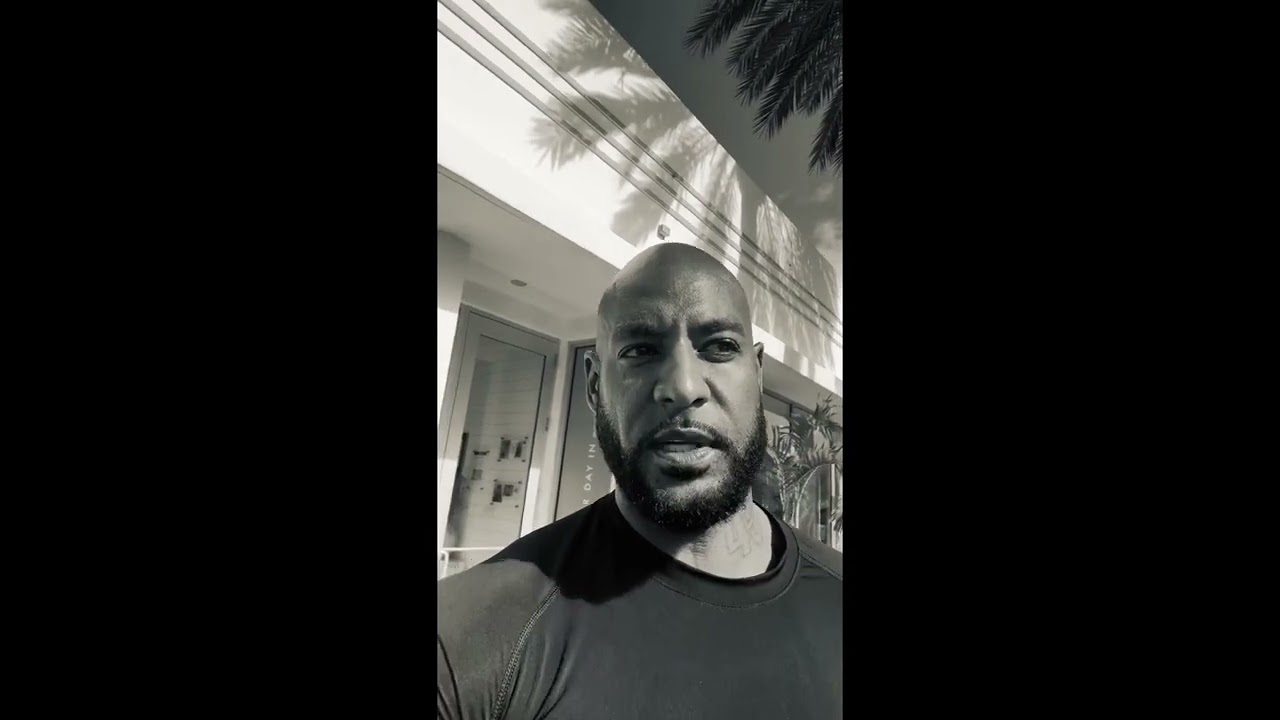 La m&egrave;re de Maes lui dit de ne pas parler de la m&egrave;re de Booba #ConcertMaroc