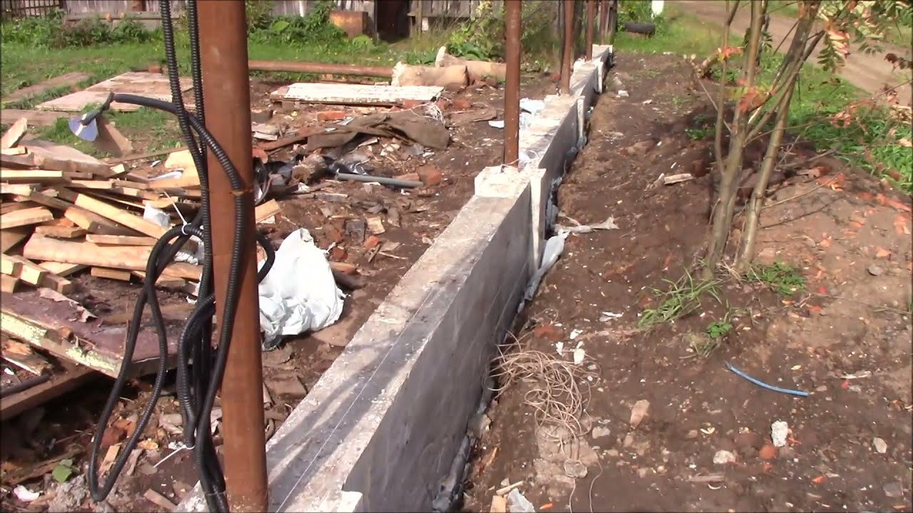 Залитый фундамент забора после снятия опалубки
