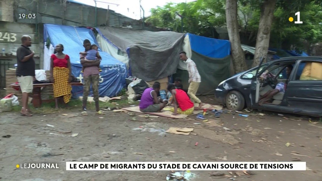 Le camp de migrants du stade de Cavani source de tensions