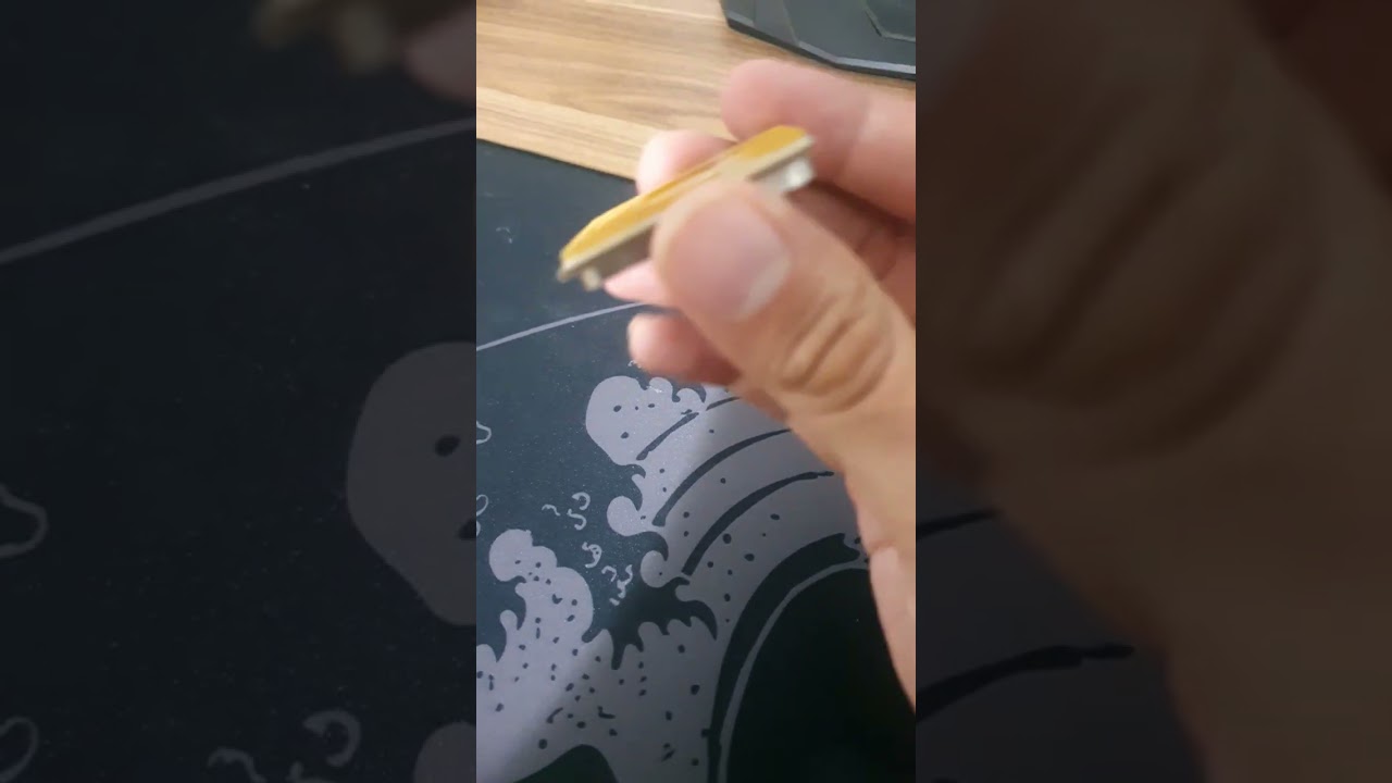 Mostrando produto e embalagens.