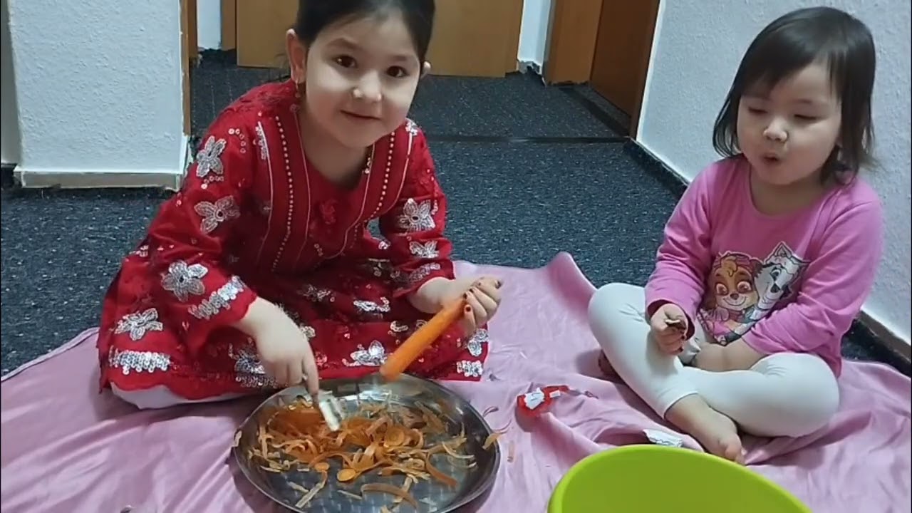 اوردن رادوین  از مکتب‌  به خانه وکمک رونیکا گل 💐  همراه مادر جانش ###