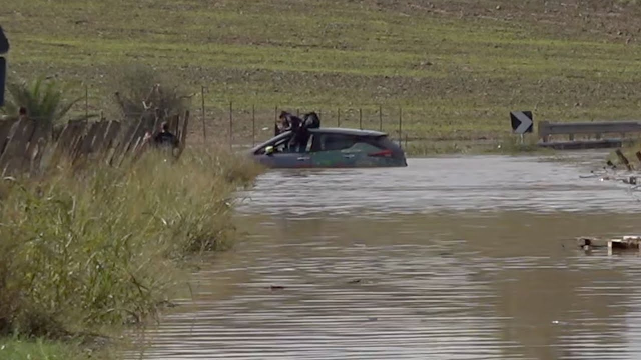 Alluvione Sicilia, salvataggio ragazza in presa diretta a Lentini