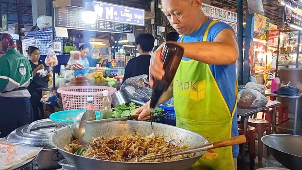 $2 For a 3 Course Meal!? The Thai Street Food That Locals Eat at a Night Market Outside of Bangkok