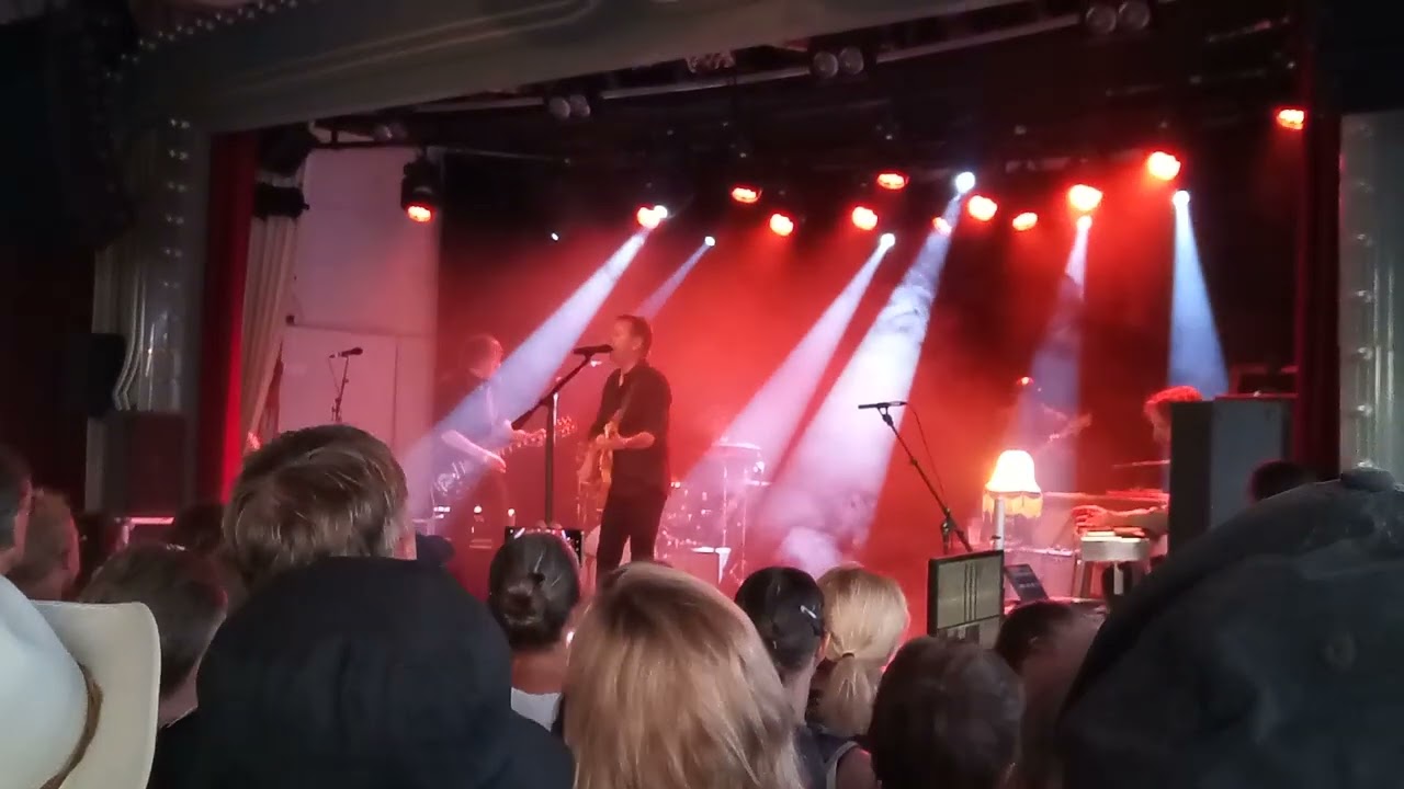 KIEFER SUTHERLAND & BAND 