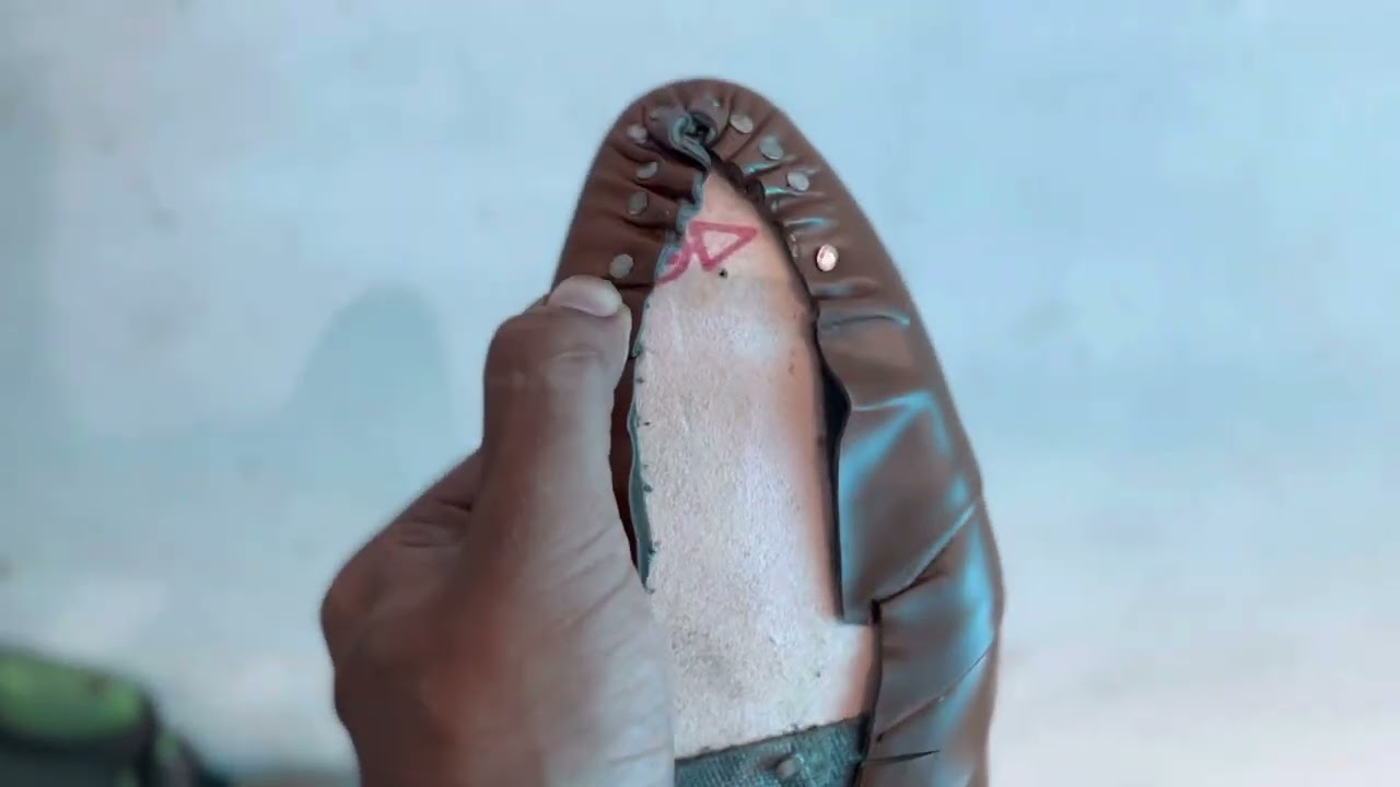 आगरा में यहां बनते है जूते!! Insurance footwear Agra 9557126322
