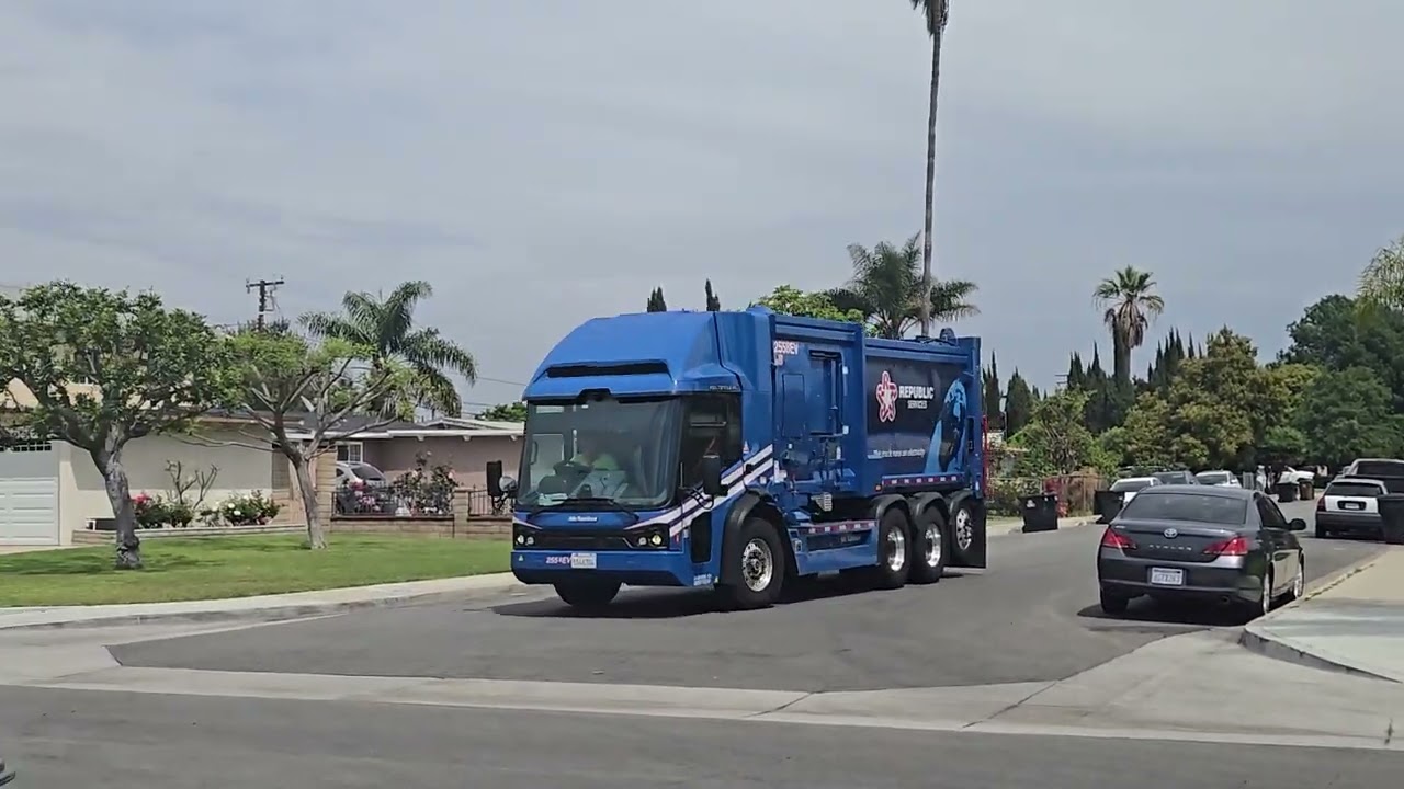Republic services McNelius ZR EV 2558 collecting Recycle part 1