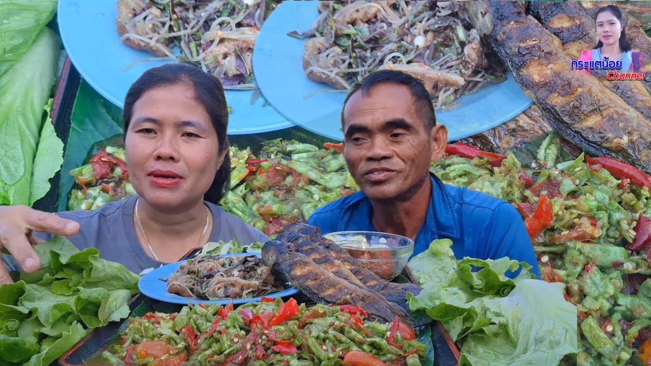 ชุปผักติ้วตำถั่วปิ้งปลานั่งอยู่ในสวนผักบรรยากาศดีๆ