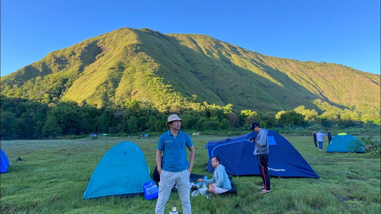 Kemah di Bukit Savana Dandaun Sembalun