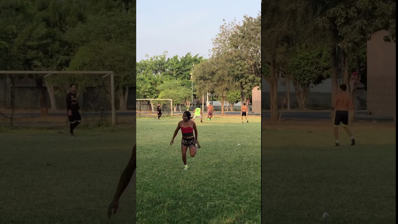 ARIANITA JUGANDO FÚTBOL CON EL PROPIO EN PORTOVIEJO