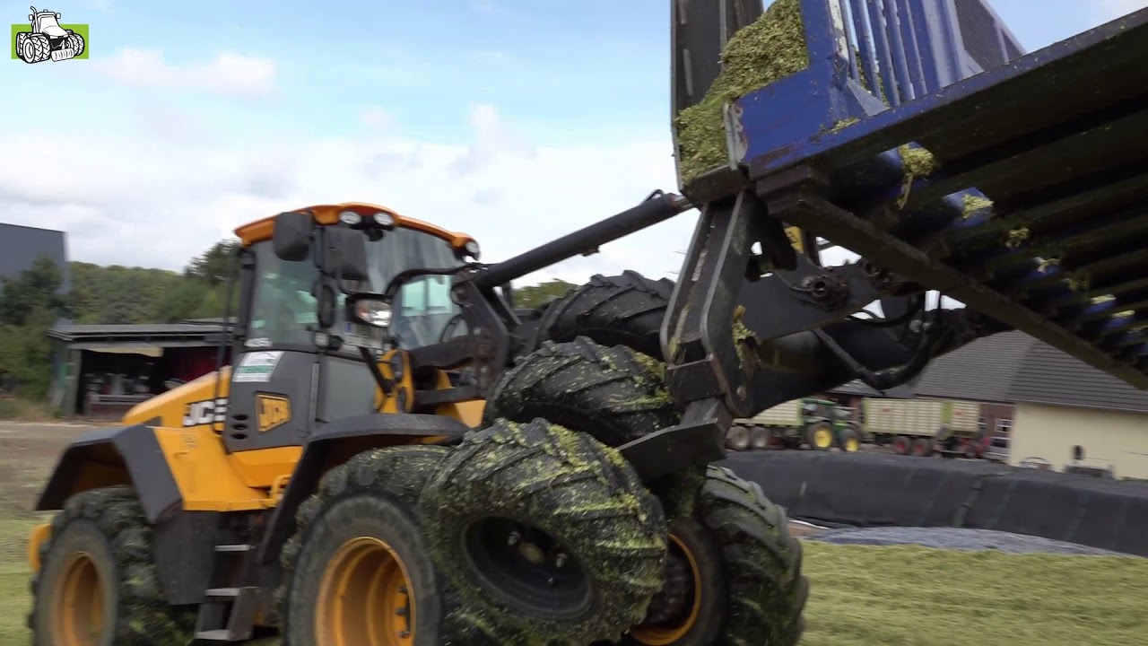 JCB shovel met aangepaste silagevork