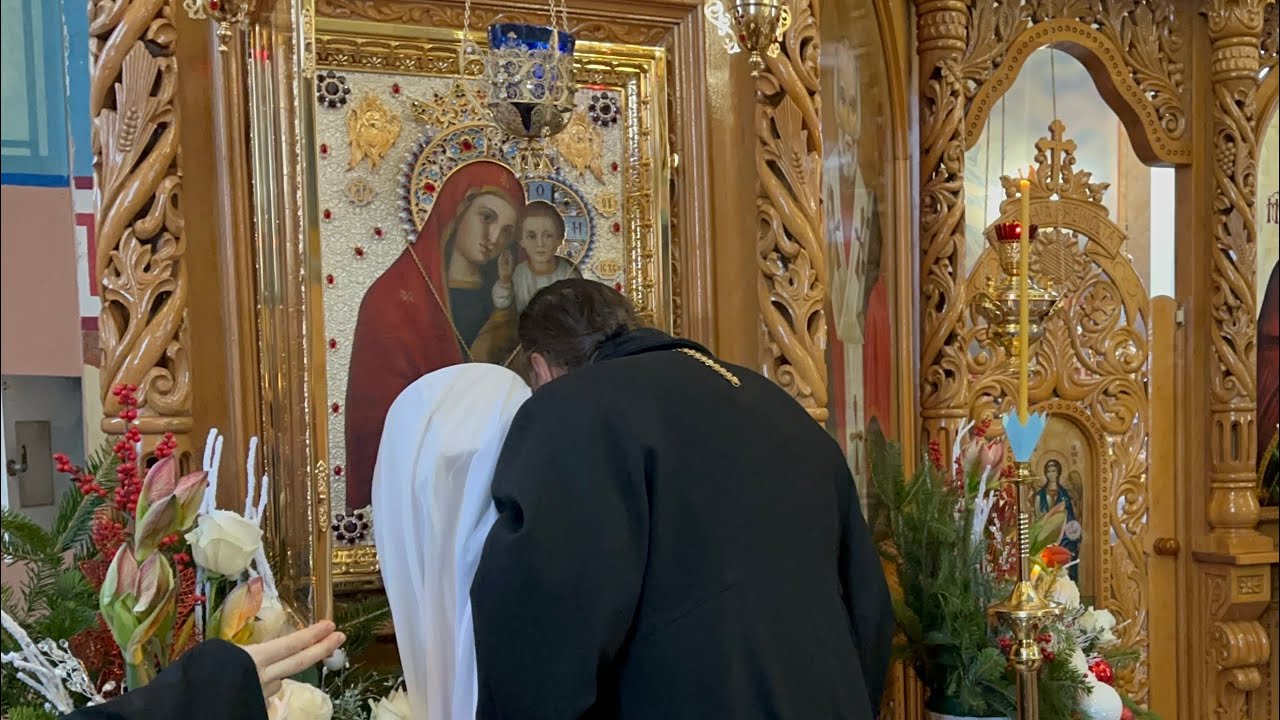 Mitropolitul Longhin se roagă ferbinte în fața Icoanei Maicii Domnului Făcătoare de minuni, Boian
