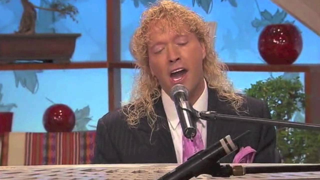 Leonardo Farkas canta en Canal 13 Cumpleaños de Tonka Tomicic