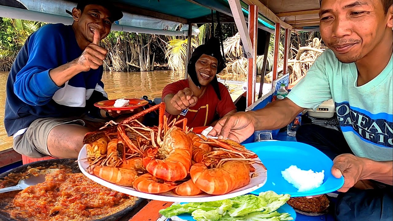 Nasinya sedikit lauknya banyak. masak udang setelah mancing bareng pemancing dari luar daerah.