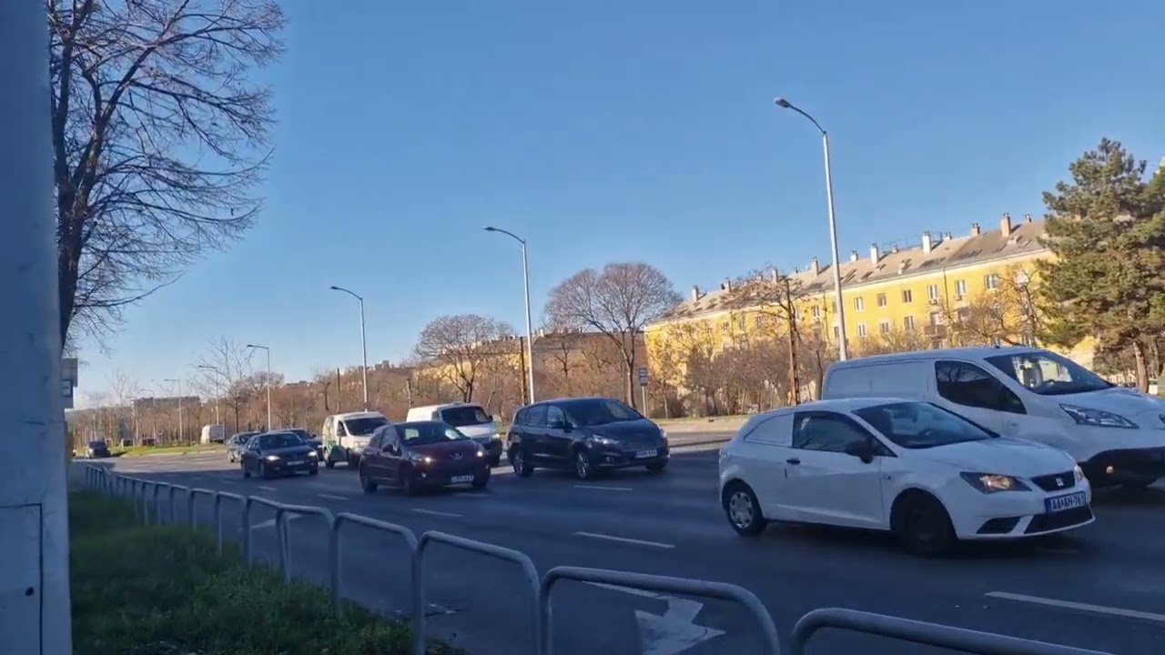 ÖRS VEZÉR TERE A METRÓ MELLŐL NAPPAL.