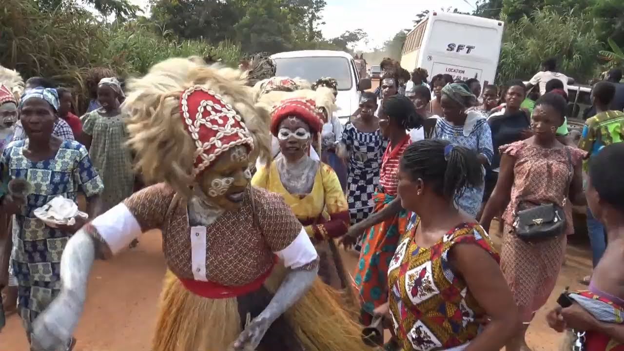 LA SORTIE DES GOLOA à TROYA village situé à 38 Km de GUIGLO