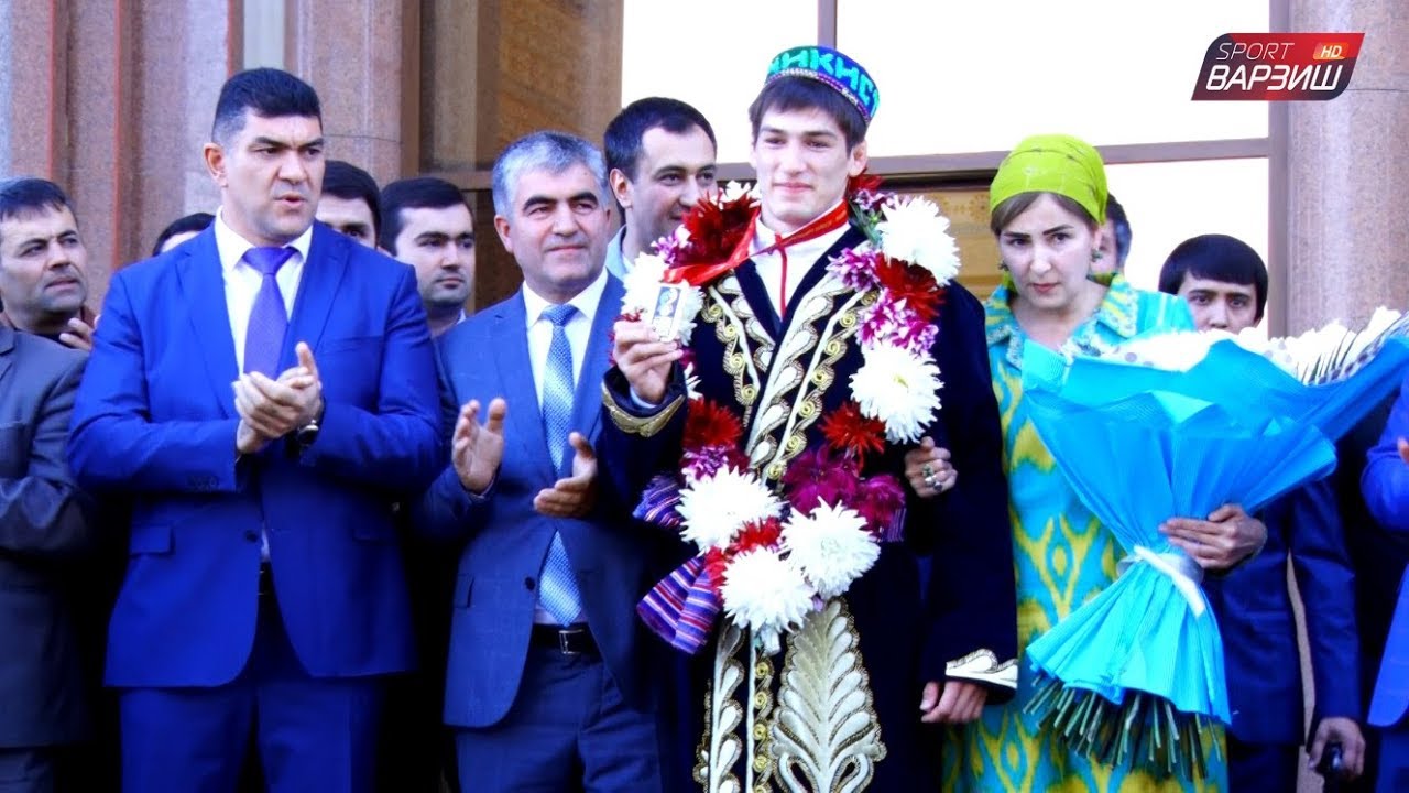 Пешвози Сомон Маҳмадбеков дар фурудгоҳи шаҳри Душанбе