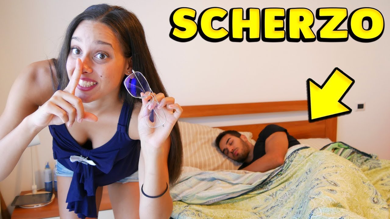 SCHERZO AL MIO RAGAZZO - NASCONDO I SUOI OCCHIALI!