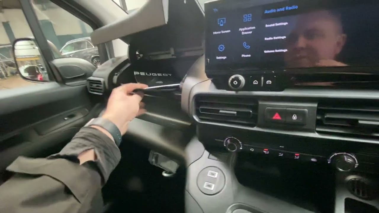 Давайте посмотрим 👀 обзор и проведем тест-драйв этого Peugeot Partner с небольшим пробегом (менее...