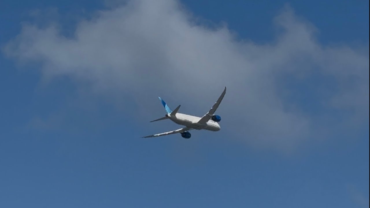B787-9 Struggles to Climb After Takeoff | Plane Spotting at SJU