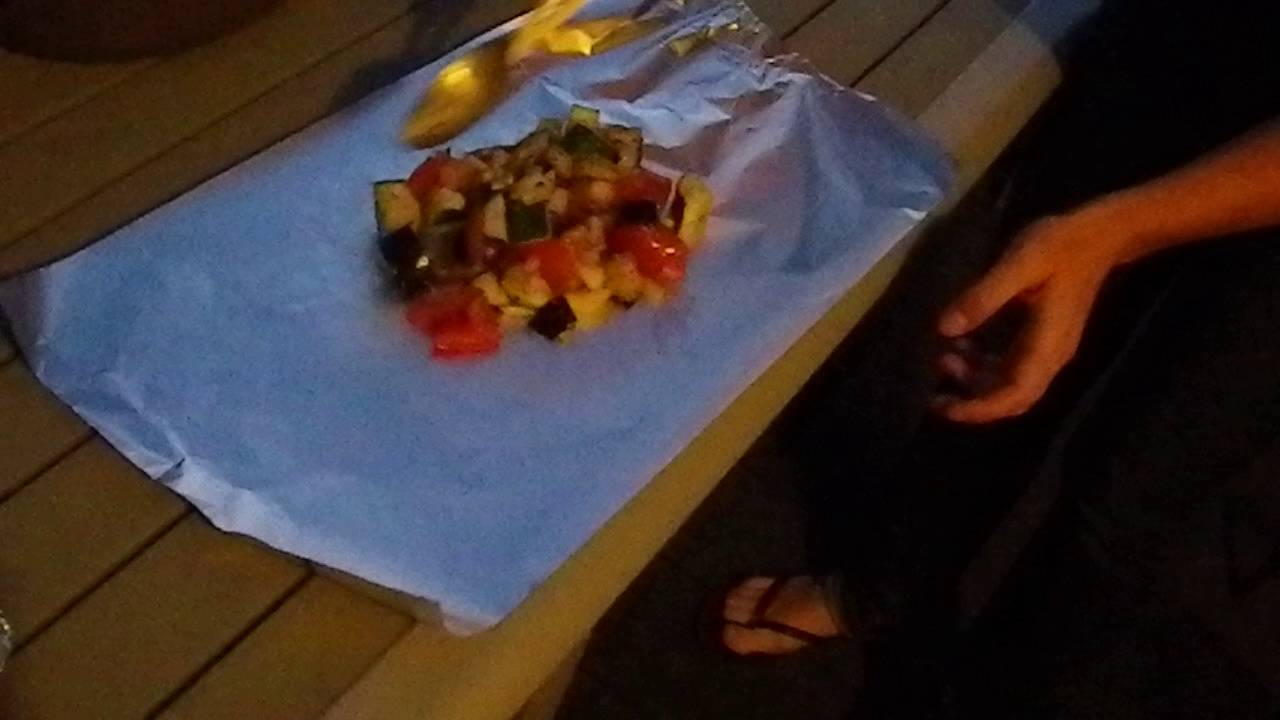 Pliage d'une papillote au barbecue