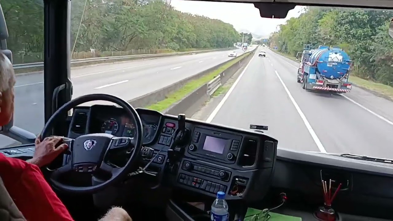 Via Dutra , subindo a perigosa Serra das Araras. Obras por todo lado.