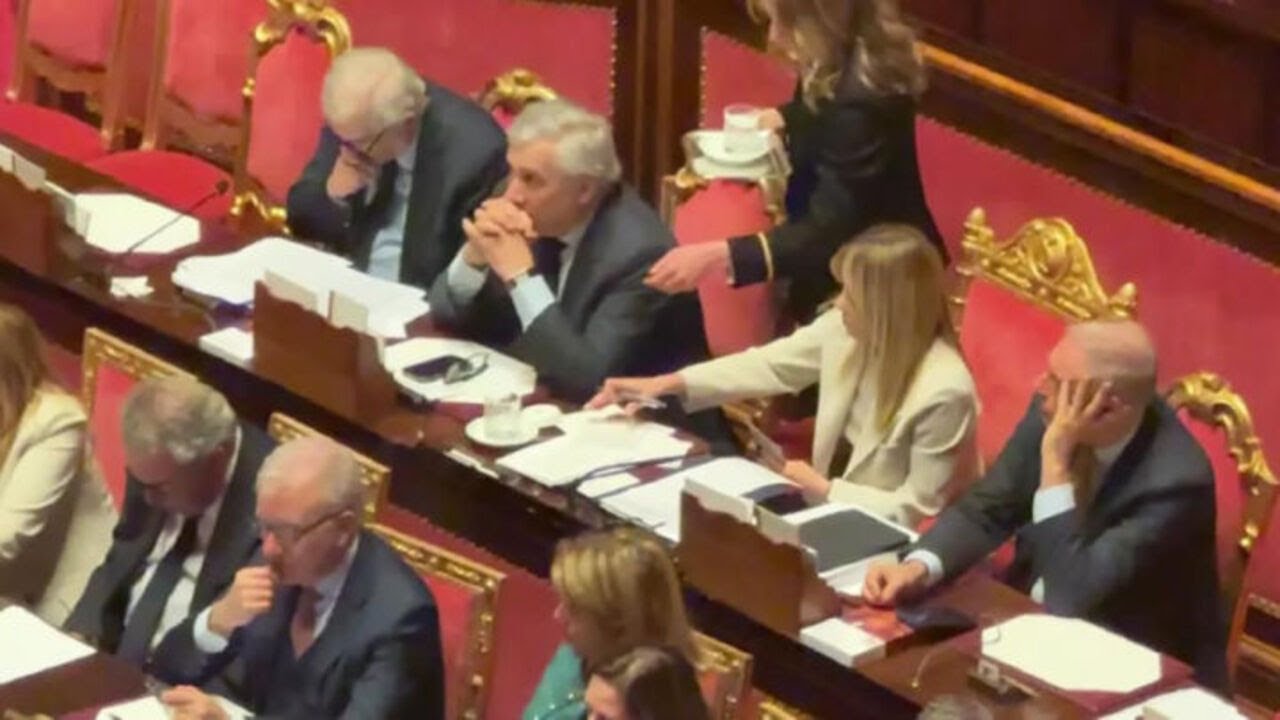 Un bicchiere d'acqua per la premier Meloni durante la discussione in Senato sulla crisi in Iran
