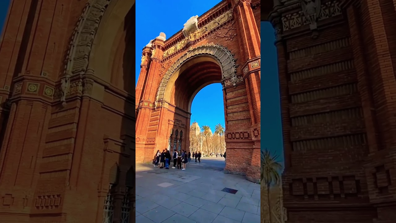 Arc de Triomf, Barcelona🚊Metro Line L1 (Red): Arc de Triomf