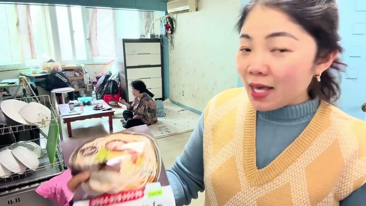 (211) thương bà nội ngồi đợi cháu chơi .nấu phở cho mẹ ăn rồi về .!🥰