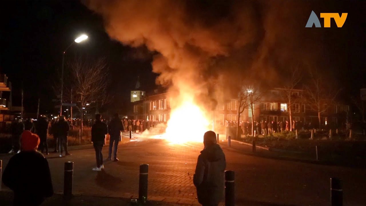 Autobranden in Veen, omstanders hebben lak aan coronamaatregelen