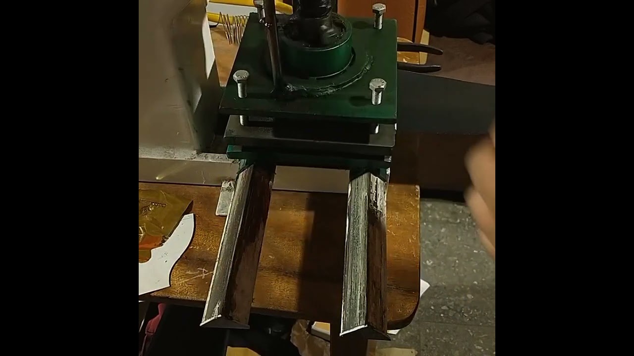 Proceso de repujado.en cuero sintético y natural