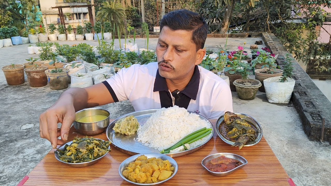 এক প্লেট বড় চারা রুই মাছের ঝাল ও হিং যুক্ত বিউলির ডাল আর ফুলকপি আলু পোস্ত দিয়ে আনলিমিটেড ভাত খেলাম
