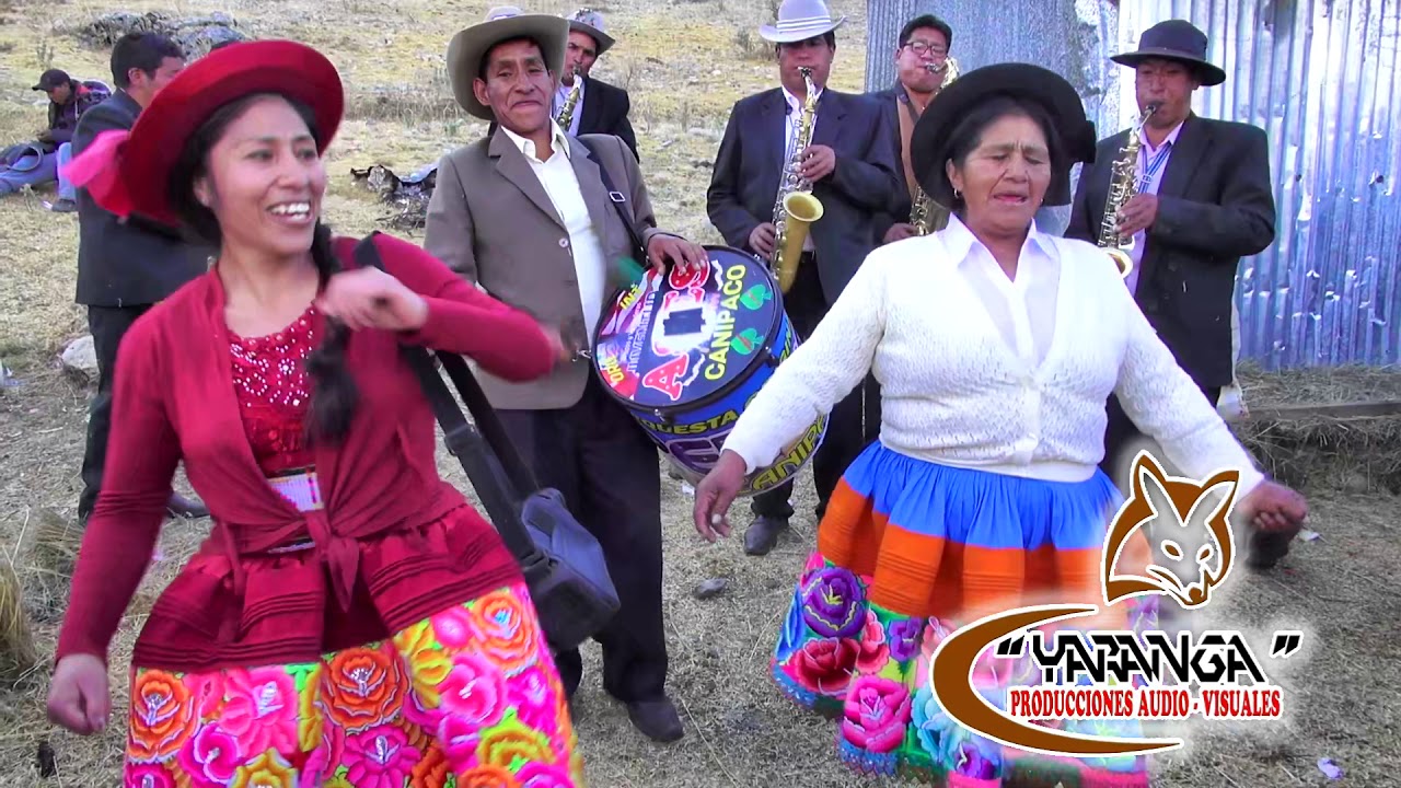 Elva Castillón y Mario Lozano cantando en Inchuranra