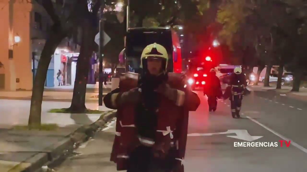 La noche en donde los BOMBEROS lo dieron todo: Incendio de un Departamento en Monserrat 