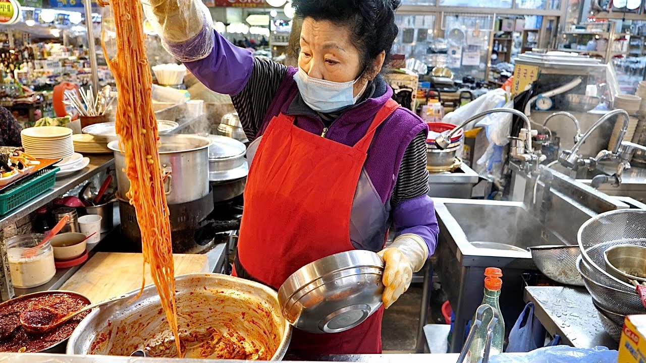 “한번 맛보면 단골 돼~” 주문 후 20초만에 나오는 비빔국수,잔치국수,쫄면 / 의정부 제일시장 국수 맛집 spicy noodles, Korea Street food