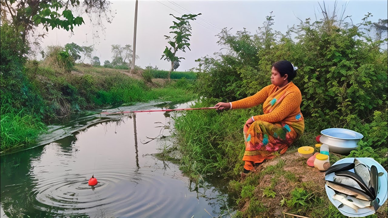 FISHING VIDEO 🎣🐠 || The woman fishing with a Hook in the village canal is different || Best Hook fis