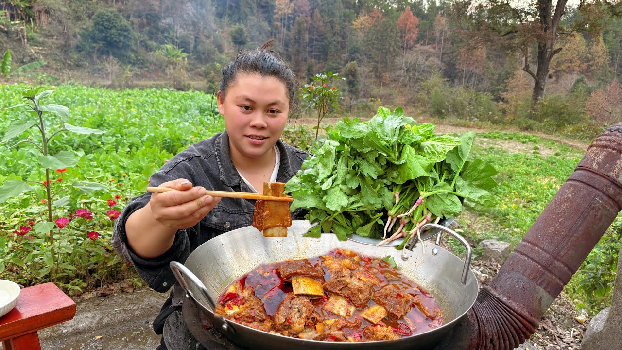 今天炖一锅麻辣牛排骨，配着新鲜的蔬菜太好吃 Today's spicy steak paired with vegetables is delicious