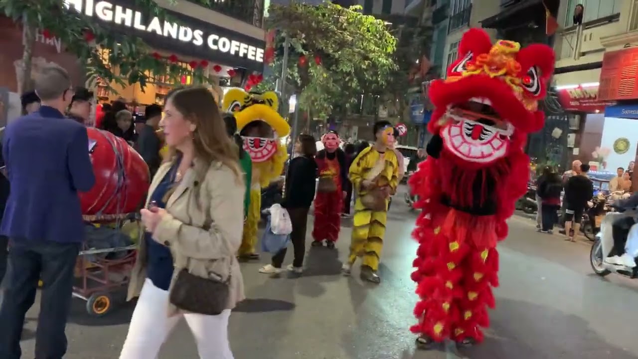 Phố cổ rộn ràng khai trương mở hàng đầu năm mới