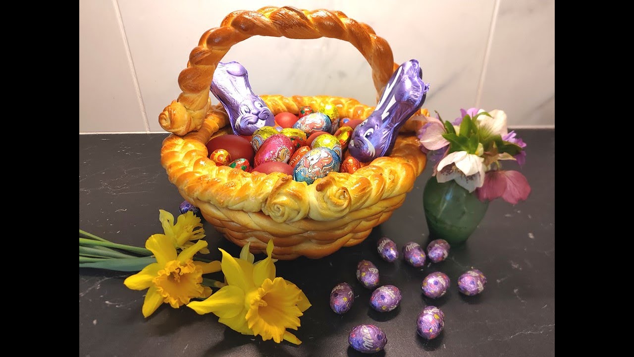 Panier de P&acirc;ques en p&acirc;te &agrave; pain/ Cos de Paste comestibil/ Easter basket/Пасхальная корзинка из теста
