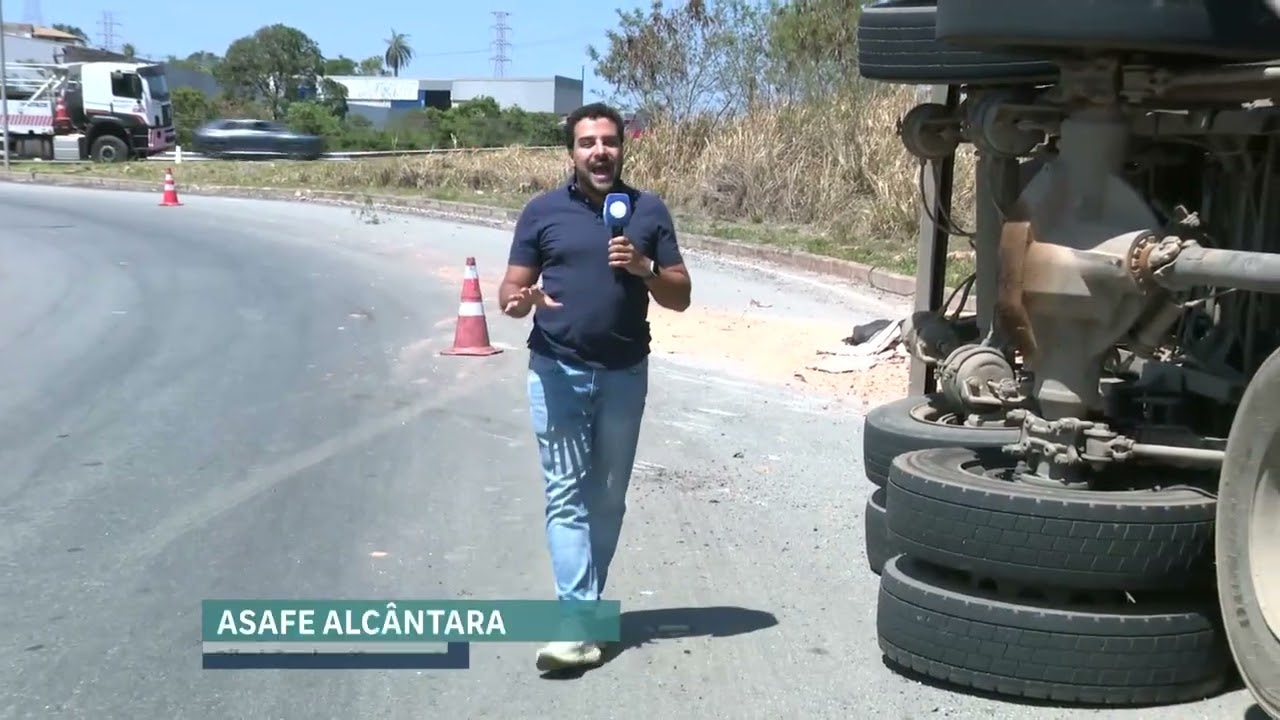 Motorista de caminhão carregado de entulho fica ferido depois de tombar na BR-040, na Grande BH