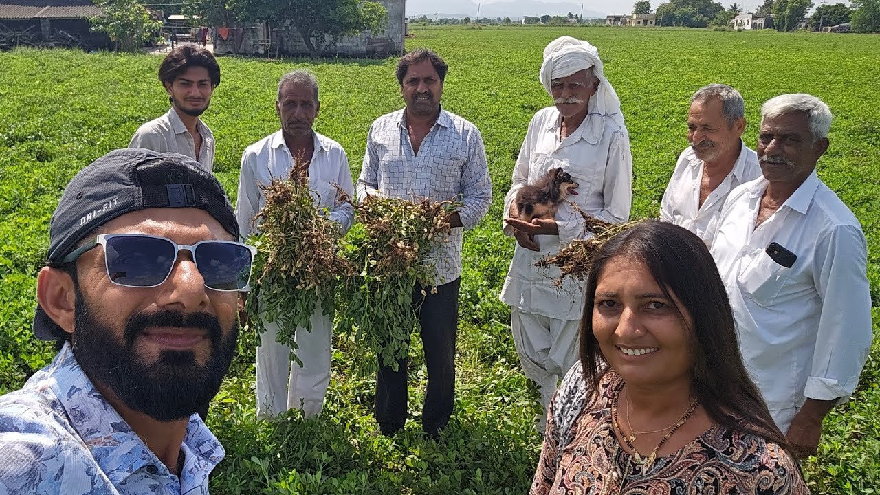 વાડી ની મુલાકાત કરતા ગામ ના વડિલો / નોરતા નુ જાહેર આમંત્રણ